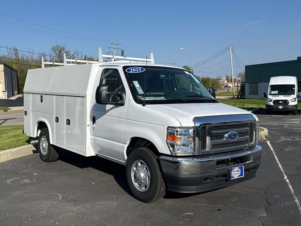 2025 Ford E-350SD Base Cutaway